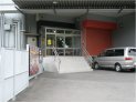 スタジオ２４２の玄関前